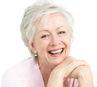 Signora anziana sorridente