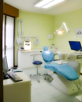 Sala operativa dello studio con poltrona odontoiatrica